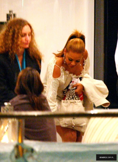 12409_Beyonce_Knowles_-_on_P_Diddy_yacht_in_Cannes_913_122_104lo.jpg