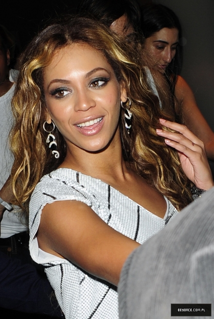 18557_Beyonce_Outside_the_Kanaloa_Night_Club_in_London_November_13_2009_18_122_1090lo.jpg