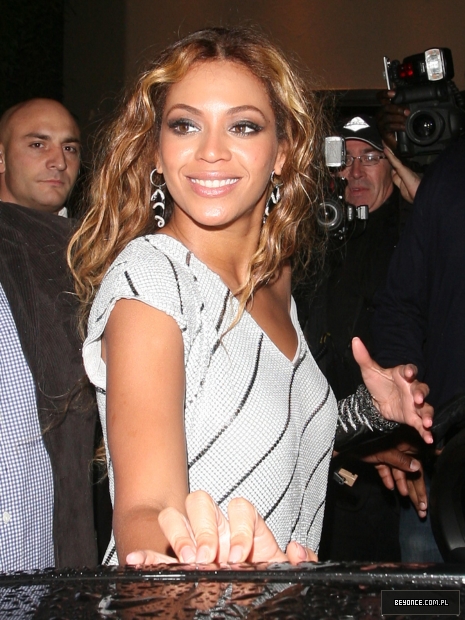 89039_Beyonce_Knowles_at_the_new_Kanaloa_Club_in_the_City_of_London_1112_122_734lo.JPG