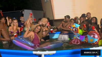 Beyonce_Behind_the_scenes_Party_video-HD-onyvideos_com_mp4_snapshot_02_52_5B2011_11_22_11_12_455D.jpg