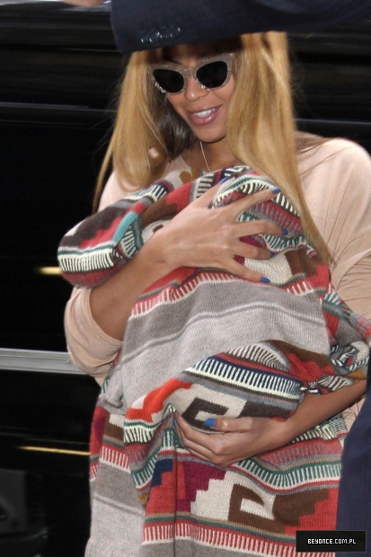 beyonce-with-daught-662w-at-1x-20120413.jpg