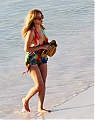 90044_Beyonce_On_the_Beach_at_the_Bahamas_February_27_2011_06_122_57lo.jpg