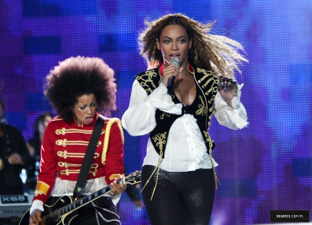 16779_celeb-city_org_Beyonce_at_the_World_Music_Awards_2008_22_122_183lo.jpg