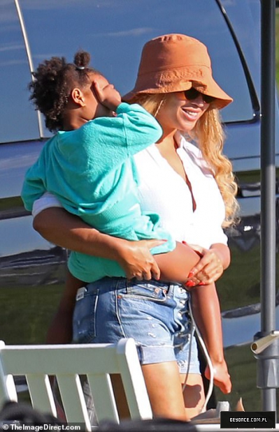 32413992-8666807-Family_time_Bey_was_recently_seen_with_the_children_in_the_Hampt-a-73_1598458312836.jpg