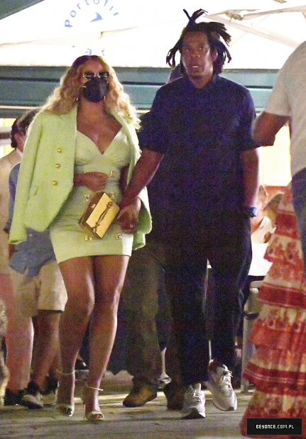 47821597-9983097-Child_free_fun_Missing_from_the_Carters_side_were_their_three_ch-a-28_1631529234330.jpg