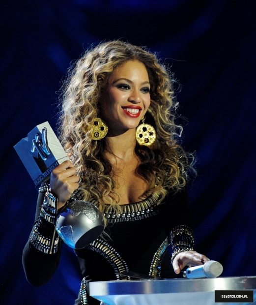 65255_Celebutopia-Beyonce_receives_one_of_three_awards_she_got_during_the_2009_MTV_Europe_Music_Awards-10_122_556lo.jpg