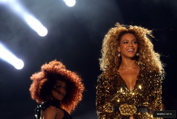 Beyonce_Knowles_-_LIVE___Glastonbury_Festival_-_Worthy_Farm_-_260611_202.jpg