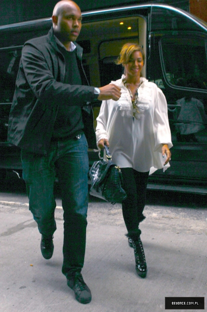 Beyonce_Knowles_arrives_at_her_office_New_York_City-12.JPG