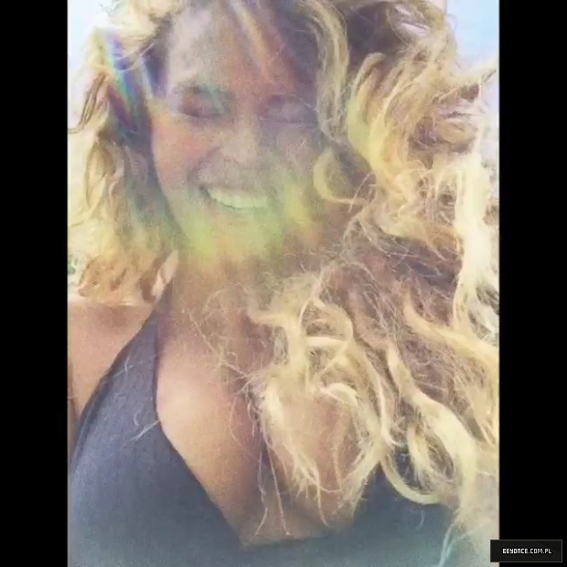 Beyonce_na_Instagramie_2C2CLei_d_in_Hawaii__22_mp40137.jpg