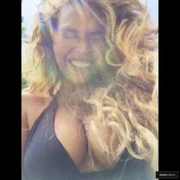 Beyonce_na_Instagramie_2C2CLei_d_in_Hawaii__22_mp40140.jpg