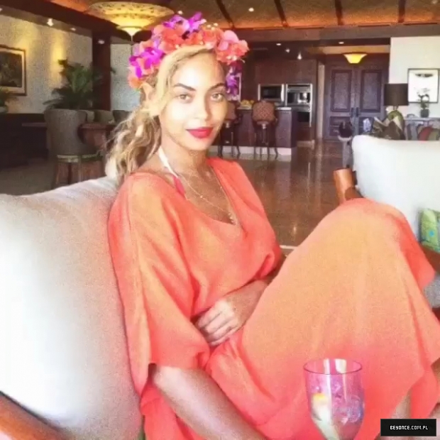 Beyonce_na_Instagramie_2C2CLei_d_in_Hawaii__22_mp40215.jpg