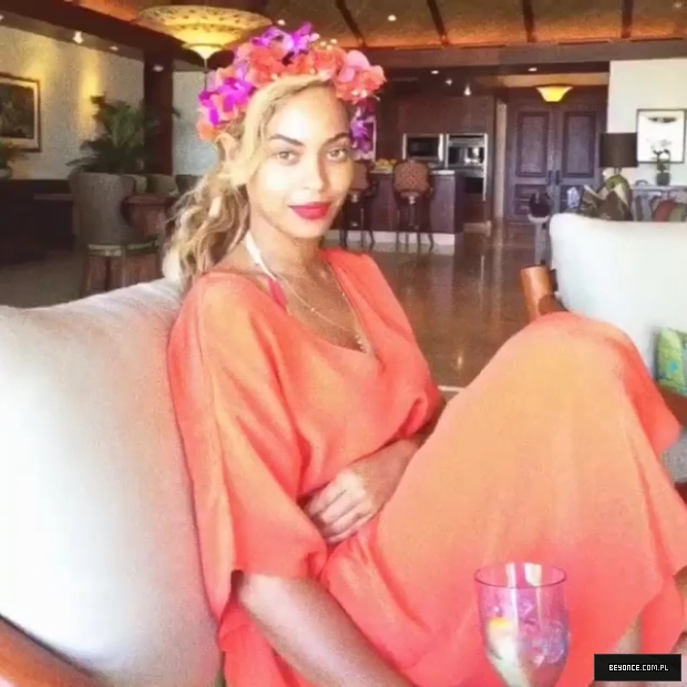 Beyonce_na_Instagramie_2C2CLei_d_in_Hawaii__22_mp40218.jpg