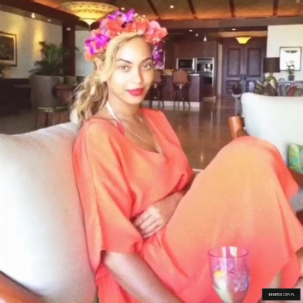 Beyonce_na_Instagramie_2C2CLei_d_in_Hawaii__22_mp40221.jpg