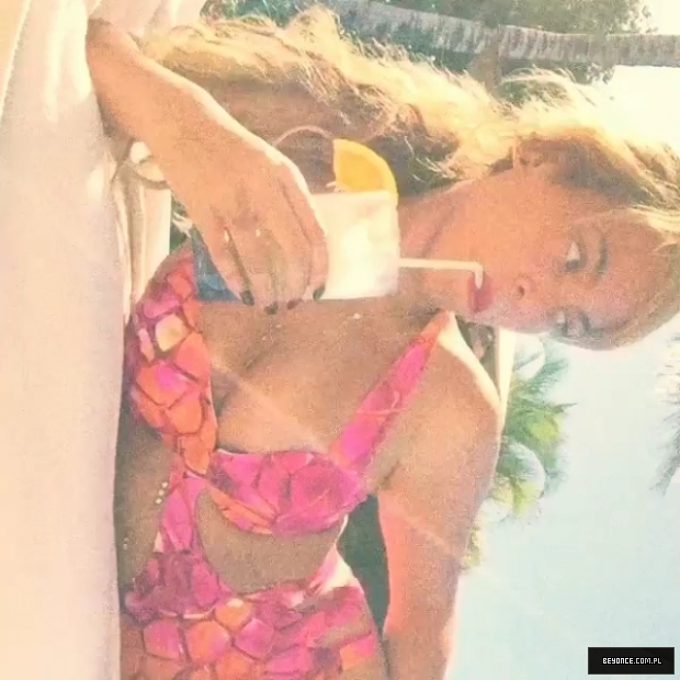 Beyonce_na_Instagramie_2C2CLei_d_in_Hawaii__22_mp40307.jpg