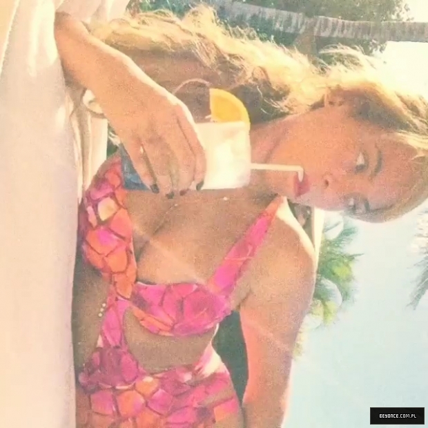 Beyonce_na_Instagramie_2C2CLei_d_in_Hawaii__22_mp40310.jpg