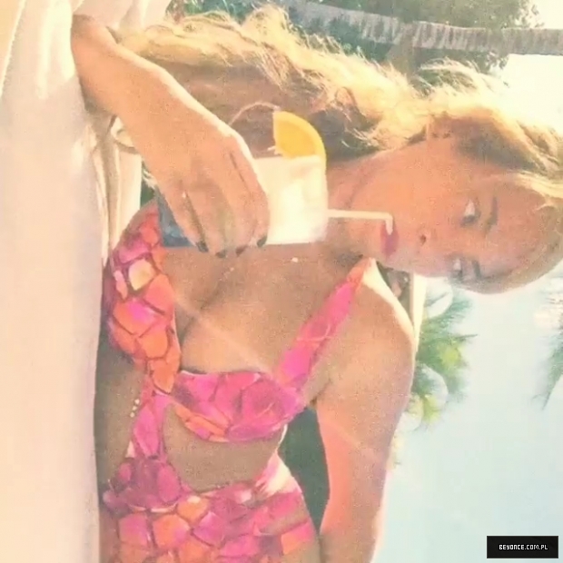 Beyonce_na_Instagramie_2C2CLei_d_in_Hawaii__22_mp40316.jpg