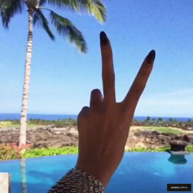 Beyonce_na_Instagramie_2C2CLei_d_in_Hawaii__22_mp40354.jpg