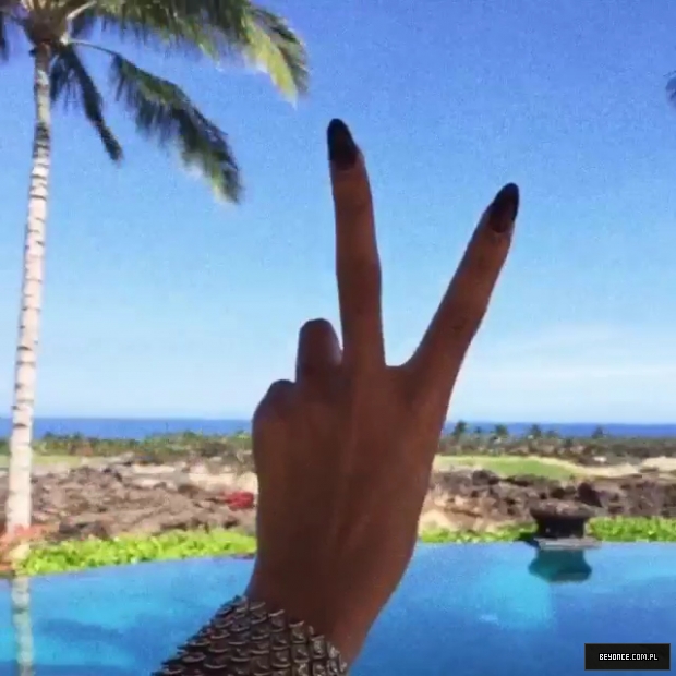 Beyonce_na_Instagramie_2C2CLei_d_in_Hawaii__22_mp40357.jpg
