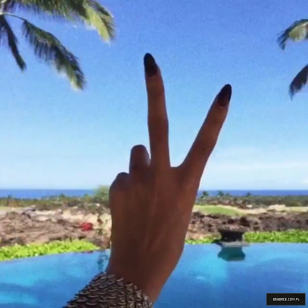 Beyonce_na_Instagramie_2C2CLei_d_in_Hawaii__22_mp40360.jpg