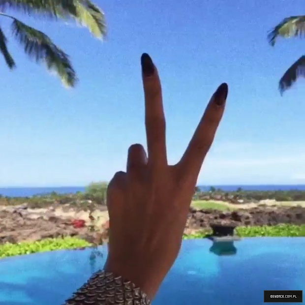 Beyonce_na_Instagramie_2C2CLei_d_in_Hawaii__22_mp40363.jpg