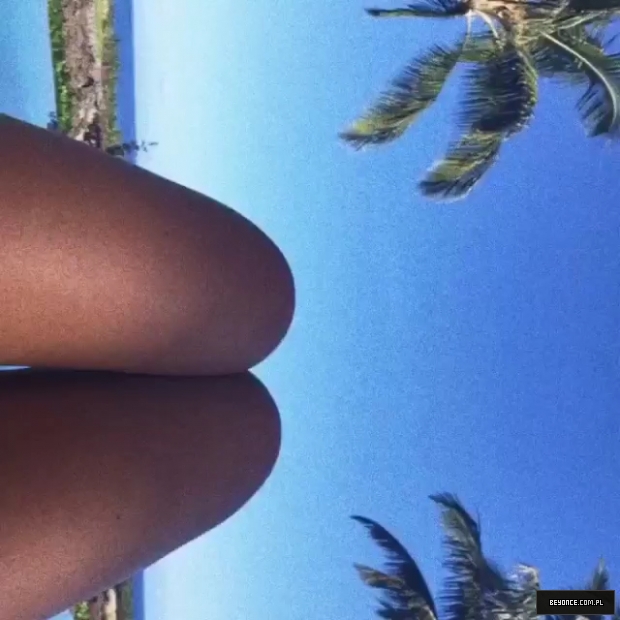 Beyonce_na_Instagramie_2C2CLei_d_in_Hawaii__22_mp40394.jpg