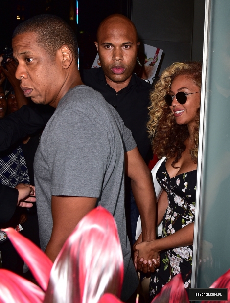 Jay-Z-Beyonce-Holding-Hands-NYC.jpg