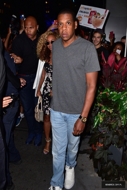 Jay-Z-Beyonce-Holding-Hands-NYC_28229.jpg