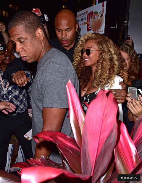 Jay-Z-Beyonce-Holding-Hands-NYC_28429.jpg