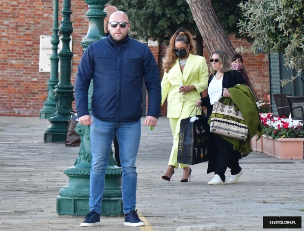 beyonce-out-in-venice-10-17-2021-0.jpg