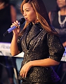 23029_Celebutopia-Beyonce_performs_at_MTV9s_TRL_Total_Finale_Live-16_122_346lo.jpg