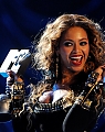 64640_Celebutopia-Beyonce_receives_one_of_three_awards_she_got_during_the_2009_MTV_Europe_Music_Awards-01_122_1167lo.jpg