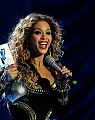 65187_Celebutopia-Beyonce_receives_one_of_three_awards_she_got_during_the_2009_MTV_Europe_Music_Awards-02_122_345lo.jpg