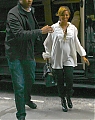 Beyonce_Knowles_arrives_at_her_office_New_York_City-07.JPG