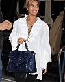 Beyonce_Knowles_arrives_at_her_office_New_York_City-13.JPG