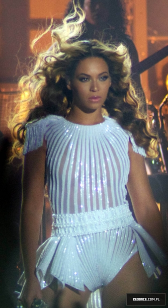 Beyonce-Mrs_-Carter-World-Tour-1.jpg