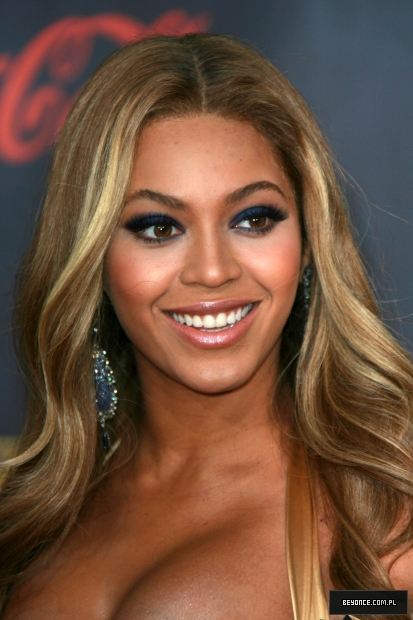 67394_celeb-city_eu_Beyonce_Knowles_at_2007_American_Music_Awards_20_122_122_100lo.jpg