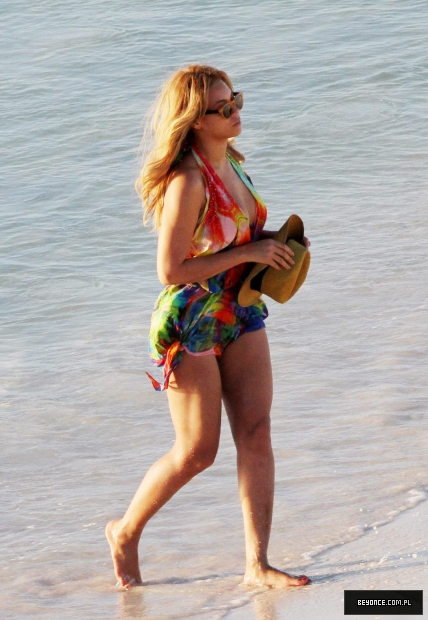 90042_Beyonce_On_the_Beach_at_the_Bahamas_February_27_2011_04_122_553lo.jpg