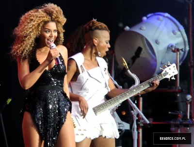 Beyonce_at_T_in_the_Park_J0001_001.jpg