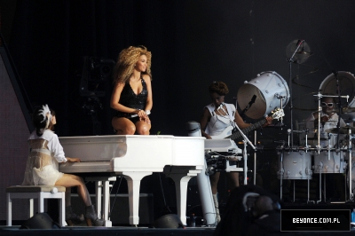 Beyonce_at_T_in_the_Park_J0001_006.jpg