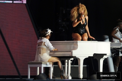 Beyonce_at_T_in_the_Park_J0001_010.jpg