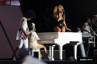 Beyonce_at_T_in_the_Park_J0001_011.jpg
