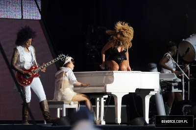 Beyonce_at_T_in_the_Park_J0001_012.jpg