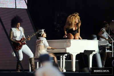 Beyonce_at_T_in_the_Park_J0001_013.jpg