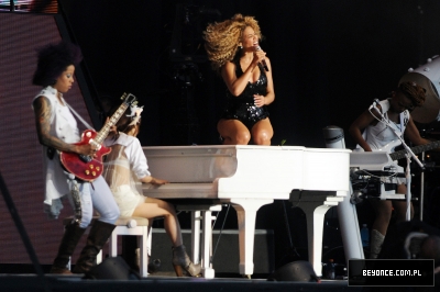 Beyonce_at_T_in_the_Park_J0001_014.jpg