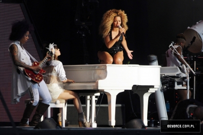 Beyonce_at_T_in_the_Park_J0001_015.jpg