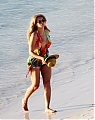 90052_Beyonce_On_the_Beach_at_the_Bahamas_February_27_2011_05_122_72lo.jpg