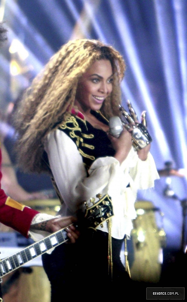 15331_celeb-city_org_Beyonce_at_the_World_Music_Awards_2008_16_122_868lo.jpg