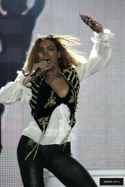 15526_celeb-city_org_Beyonce_at_the_World_Music_Awards_2008_05_122_489lo.JPG