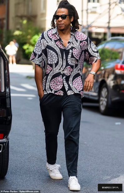 58687315-10885375-Meanwhile_Jay_Z_buttoned_himself_into_a_short_sleeved_button_dow-a-12_1654380666659.jpg