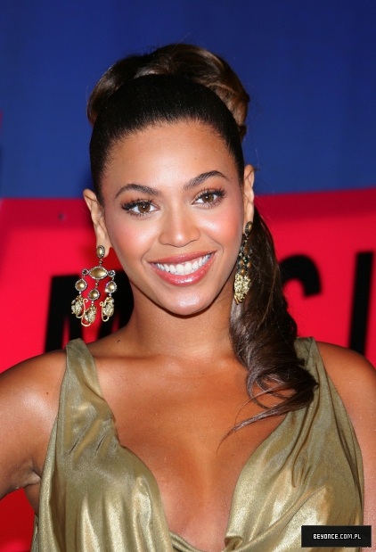 92000_celeb-city_eu_Beyonce_Knowles_2007_MTV_Video_Music_Awards_Arrivals_04_122_741lo.jpg